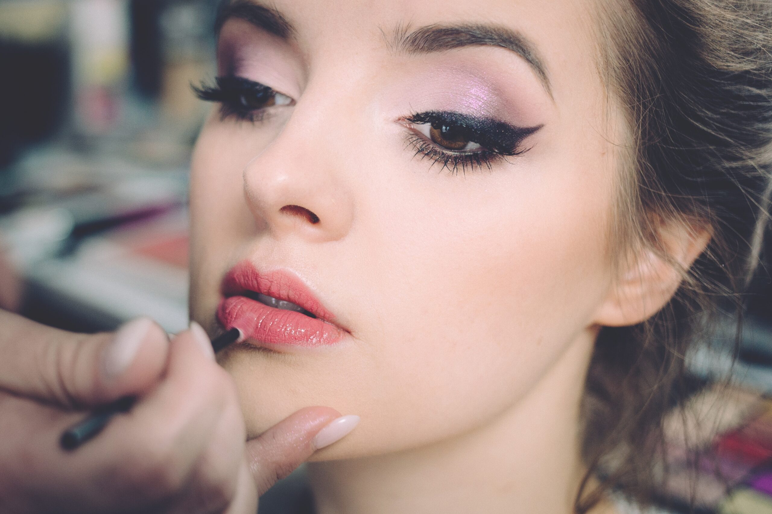 Chica en primer plano siendo maquillada